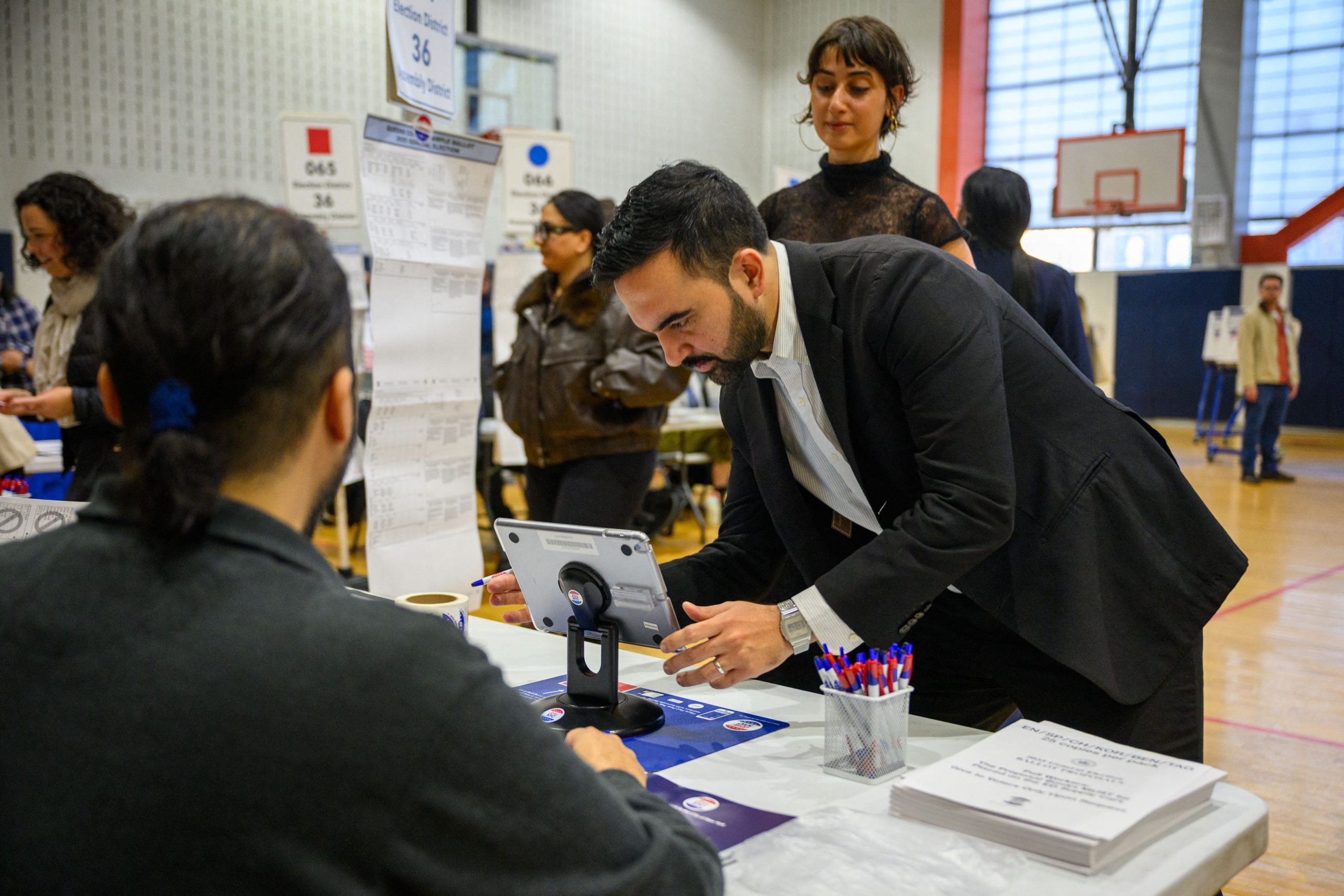 El candidato demócrata a la alcaldía de Nueva York, Zohran Mamdani, y su esposa, Rama Duwaji, votan en la Escuela de Artes Frank Sinatra en Queens, Nueva York, el 4 de noviembre de 2025.