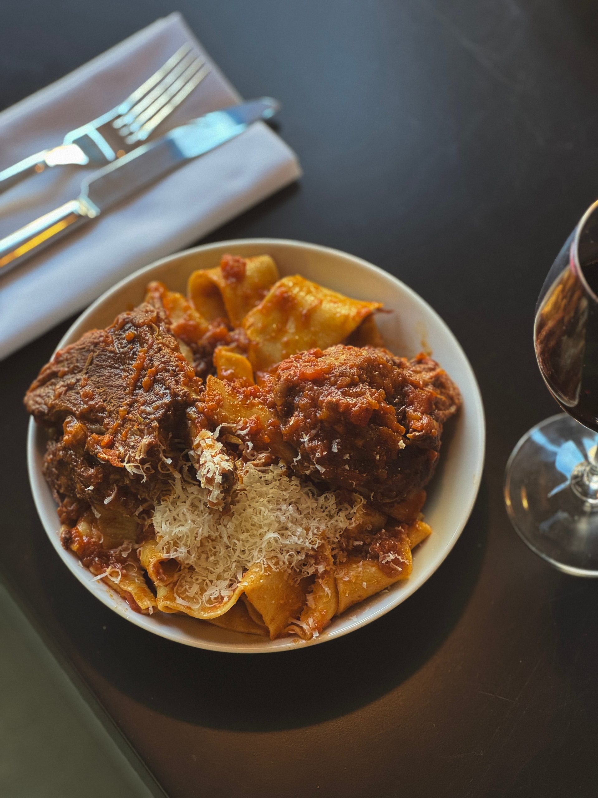 La carta rescata la tradición en clave moderna: aquí, los papardelle con estofado