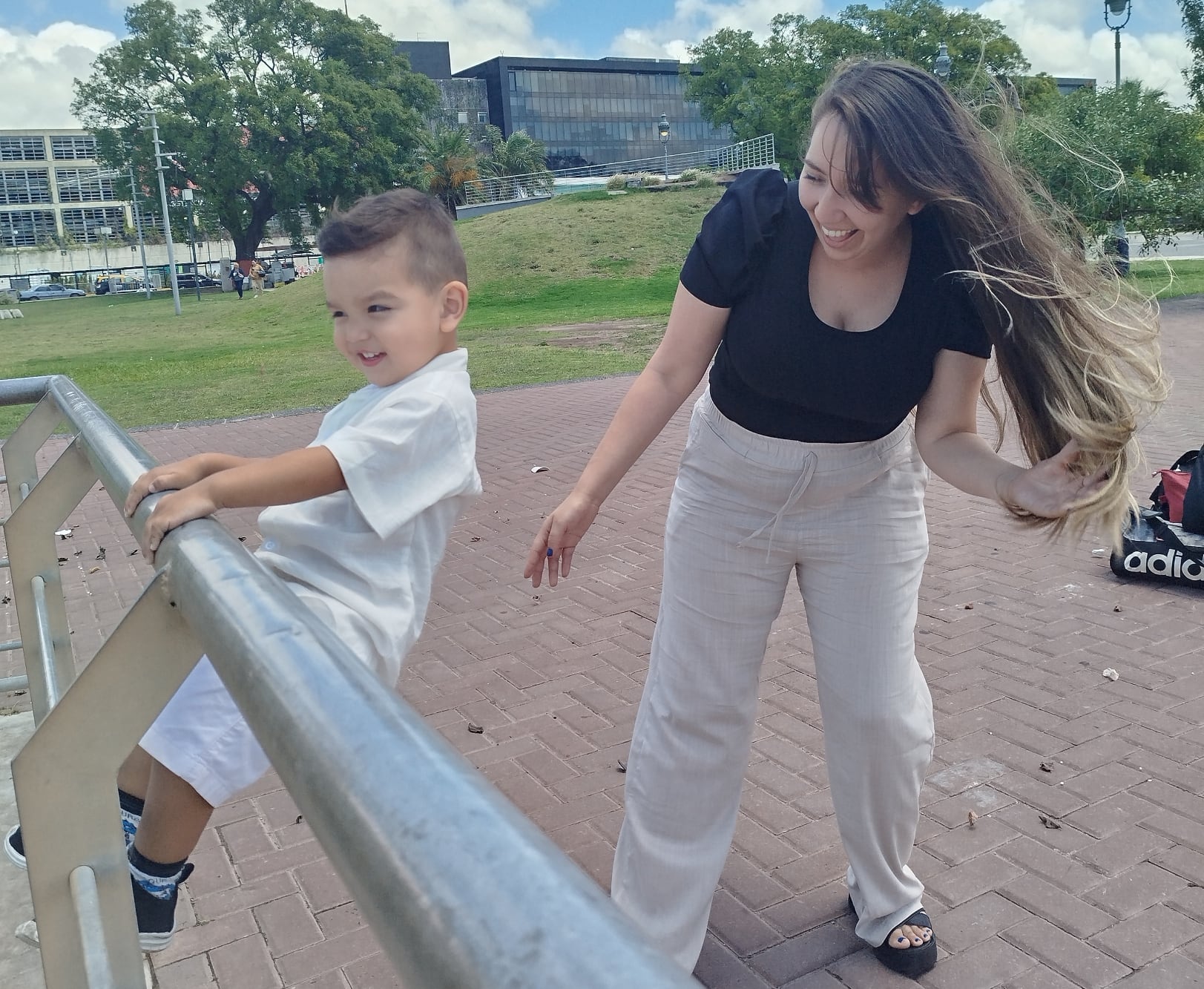 Disfrutando de momentos lindos con su hijo.