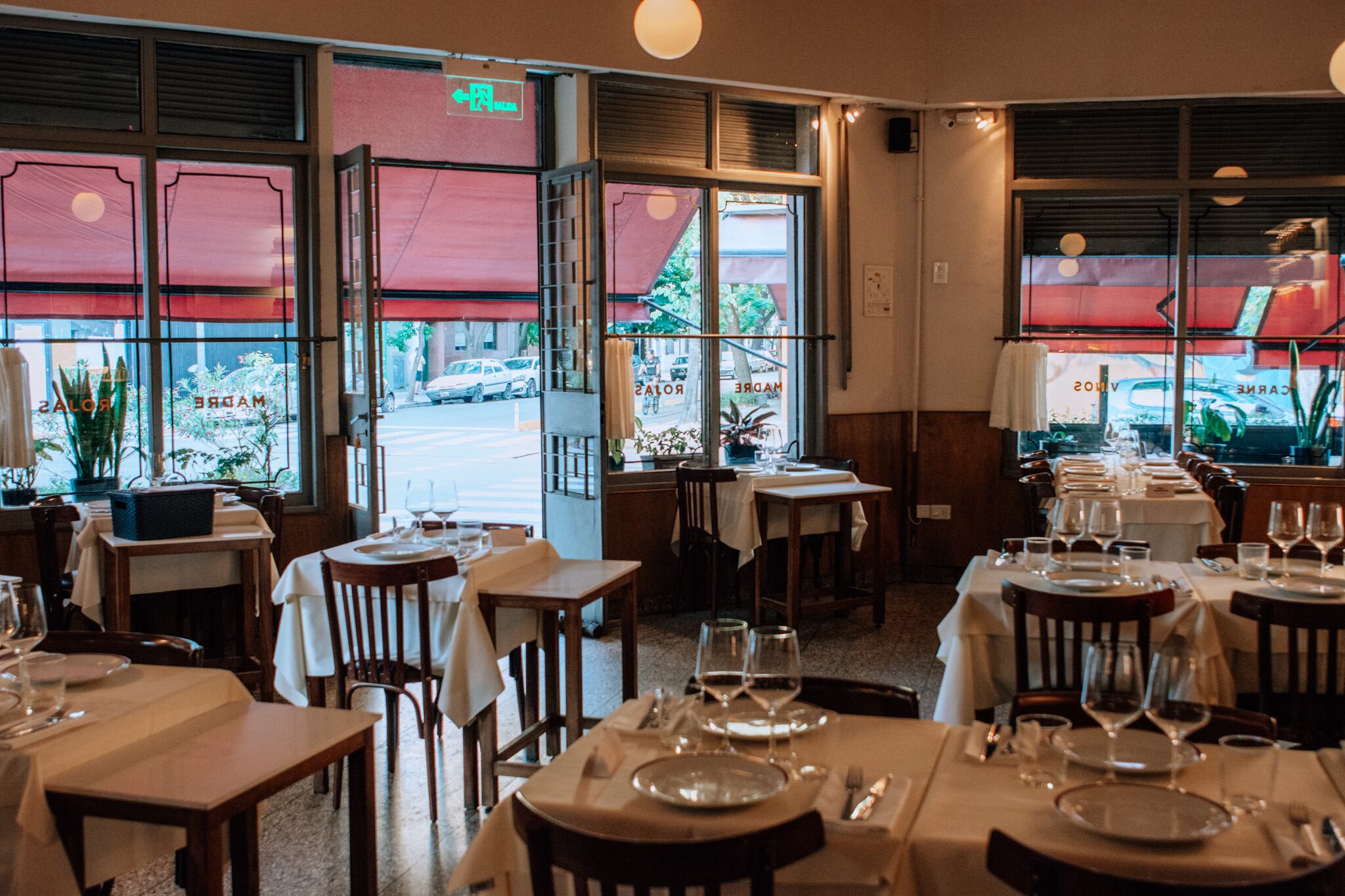 Alejados de los polos gastronómicos, varios restaurantes priorizan la tranquilidad. Es el caso de Madre Rojas.