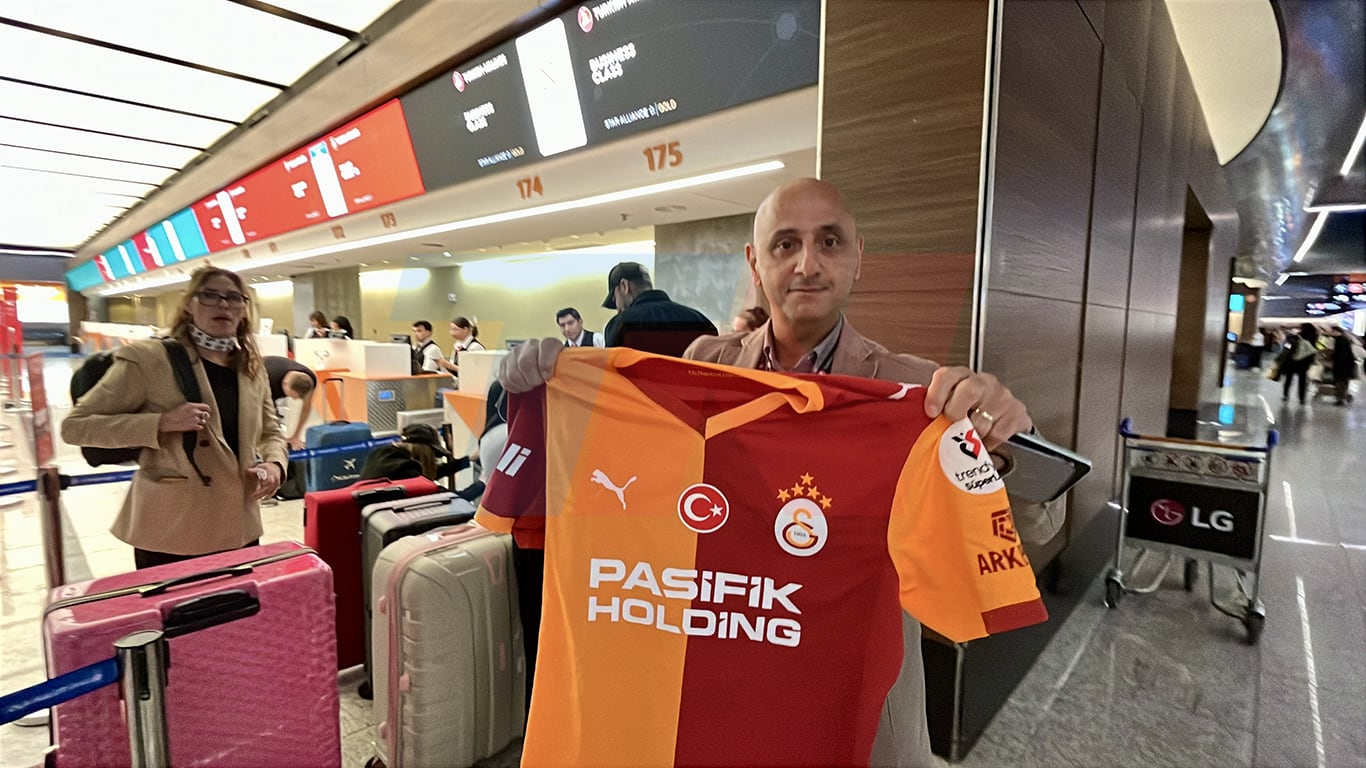 El empleado de la aerolínea, feliz por el regalo que le hizo Mauro Icardi. (Foto: Movilpress)