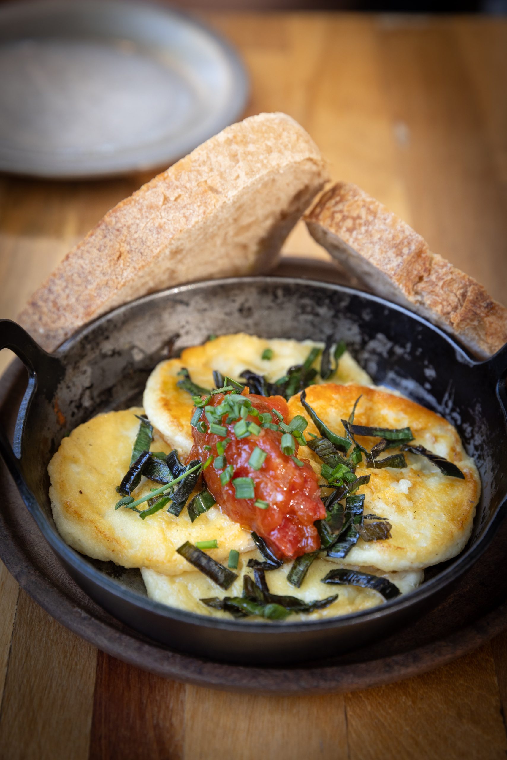 La provoleta con chutney de tomates