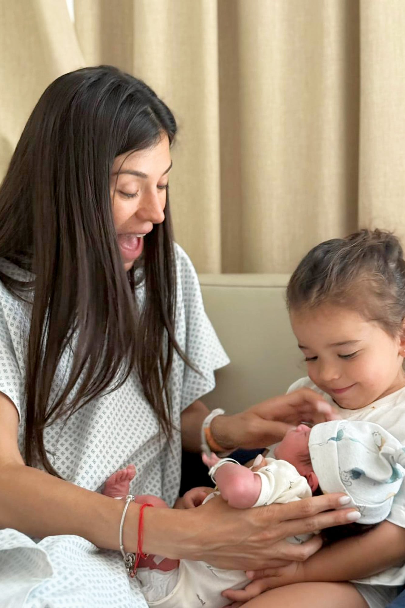Mamá por dos. La China le presenta a su hija mayor, India, a su hermanito, en el Sanatorio de la Trinidad