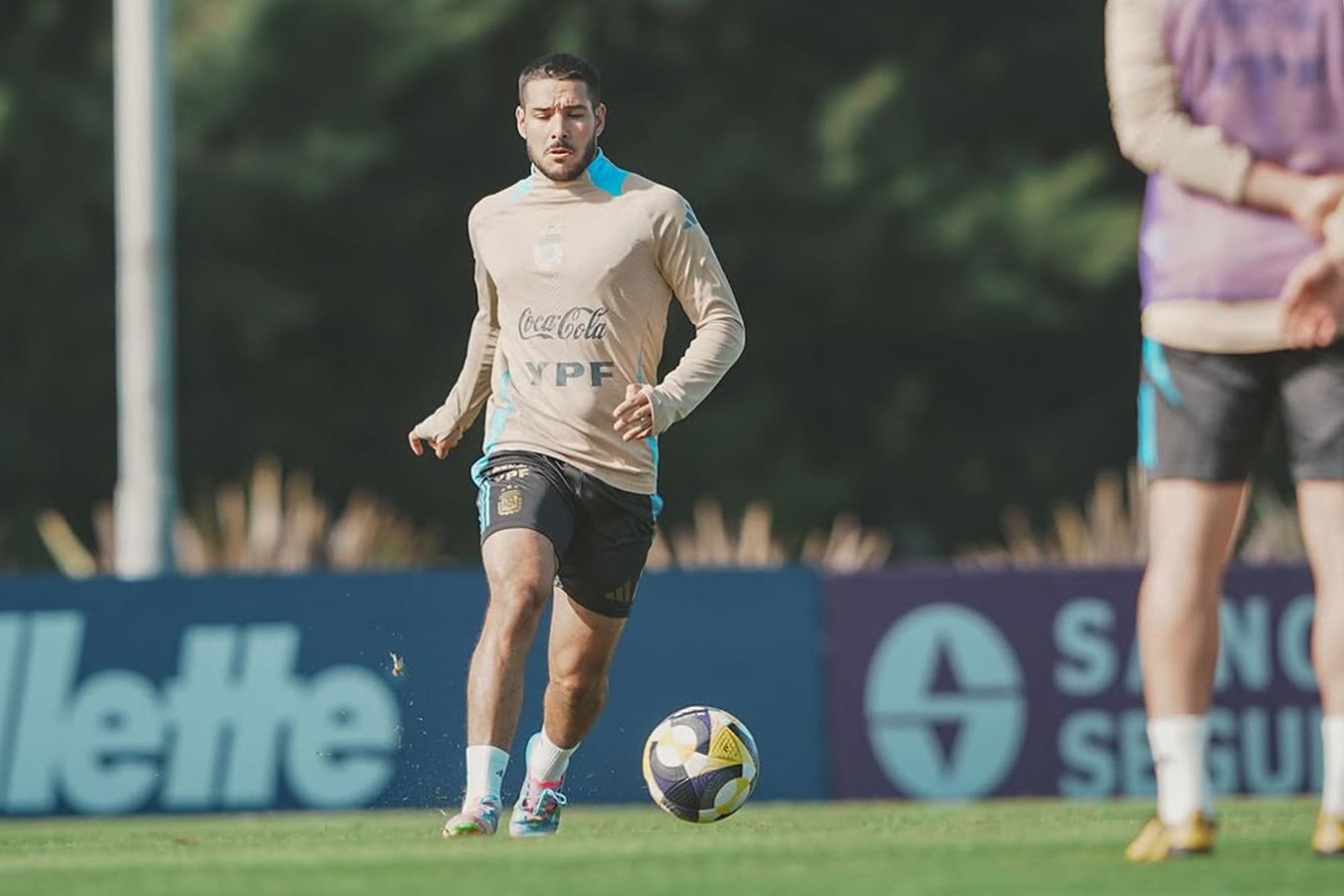 Emiliano Buendía fue convocado a la selección argentina tras la baja de cuatro futbolistas