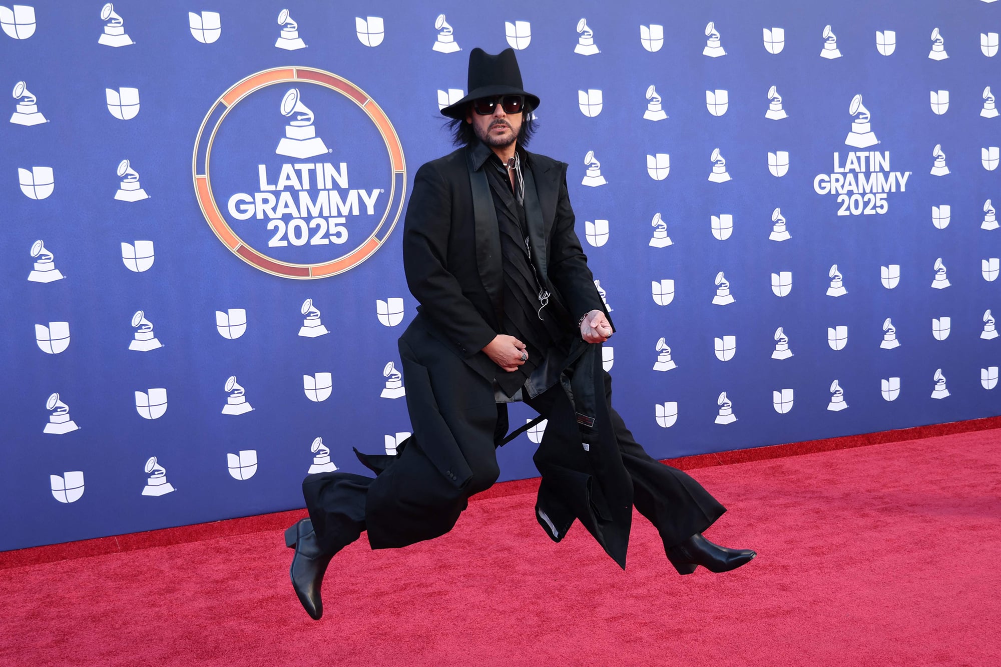 Beto Cuevas fue uno de los más cancheros y divertidos a la hora de posar. El artista llevó un traje oversize con varias chaquetas superpuestas. El sombrero y las botas con taco completaron su propuesta