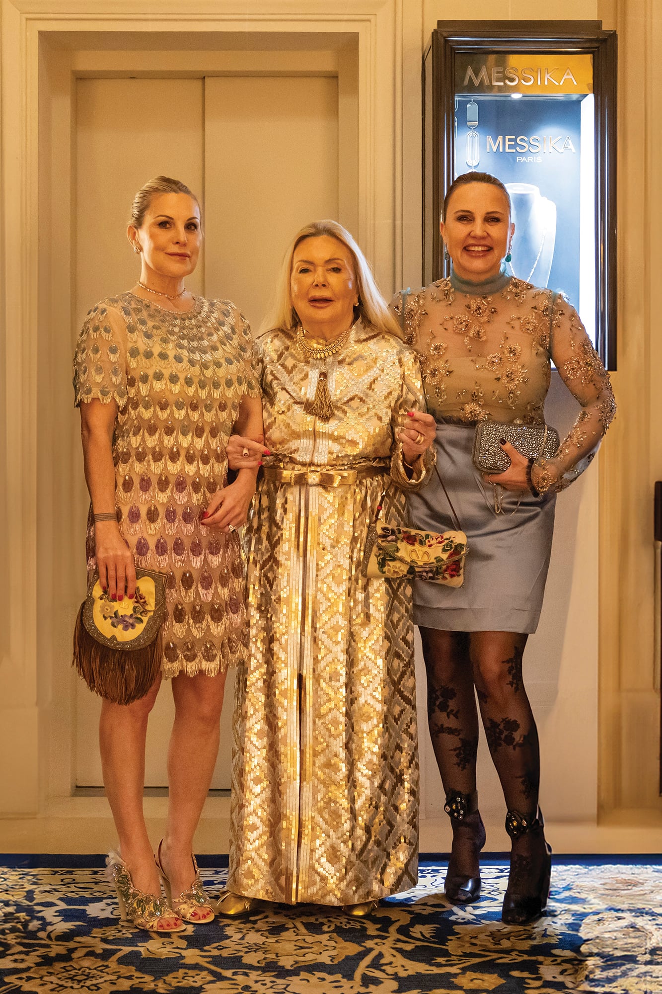 Mimicha, con sus dos hijas antes de empezar su memorable celebración en el Ritz