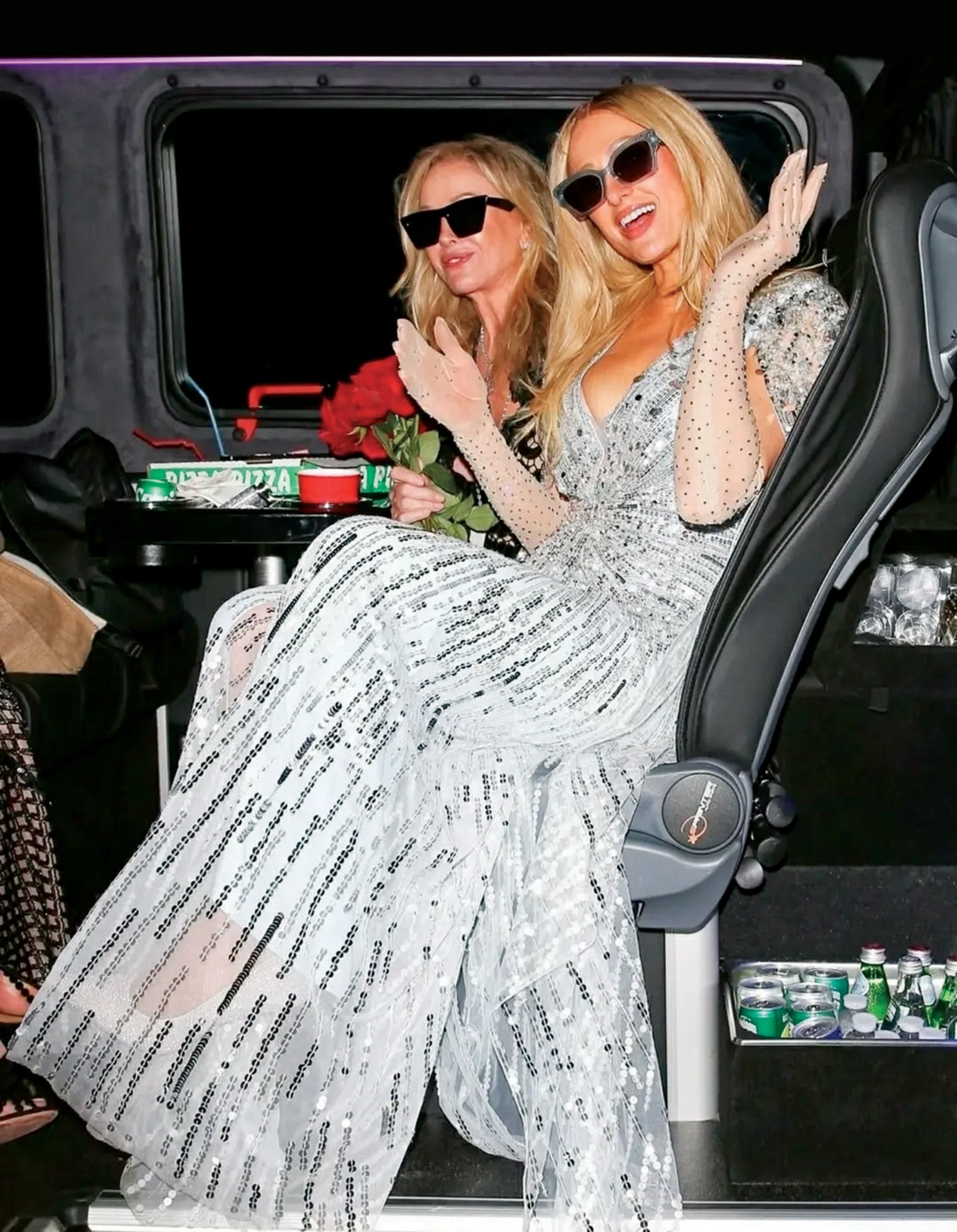 Paris Hilton, “brillante” con su traje y sus guantes largos, llega junto a su madre Kathy, ambas con anteojos de Sojos