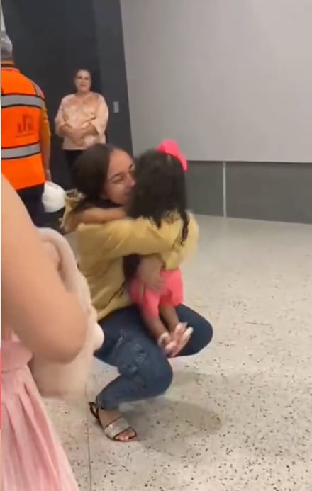 Después de pasar dos meses separada de su hija de 1 año en Estados Unidos, finalmente pudo reunirse con ella