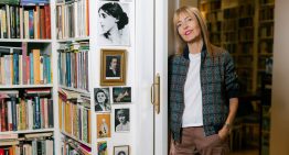 En casa de Amparo Llanos, de Dover:  un templo de libros desde donde traduce a Jane Austen