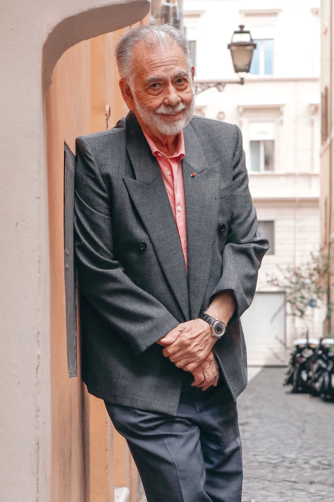 Ford Coppola con su FP Journe FFC Prototype –un  reloj de alta gama, diseñado para él, con una mano abierta que señala la hora