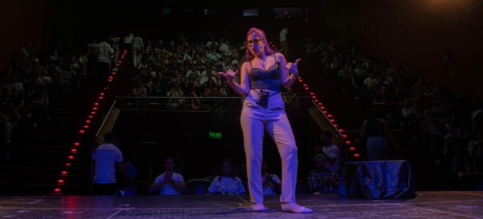 Oriana tiene una consultora en estrategia digital para negocios de servicios y una agencia de contenido para marcas personales de servicios.