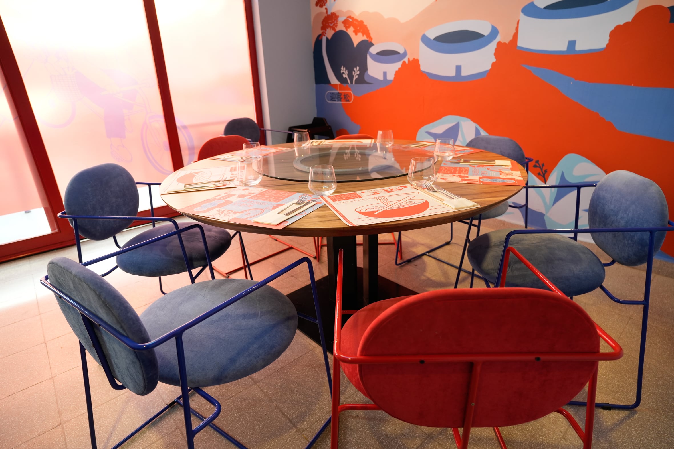 El salón privado es ideal para una reunión íntima de pocas personas. ¿Lo mejor? El centro de la mesa gira, permitiendo que todos lleguen a los platos