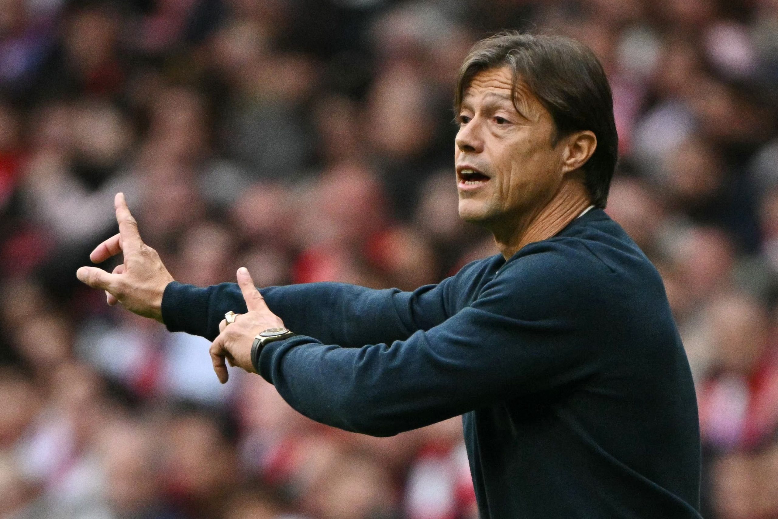 Matías Almeyda tratando de acomodar las líneas de su equipo, que perdió por tercera fecha consecutiva 