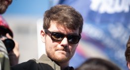 El supremacista y antisemita que impulsa una brutal radicalización del movimiento MAGA ante el silencio de Trump