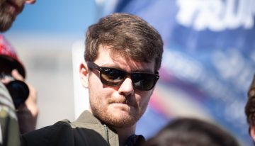 El supremacista y antisemita que impulsa una brutal radicalización del movimiento MAGA ante el silencio de Trump