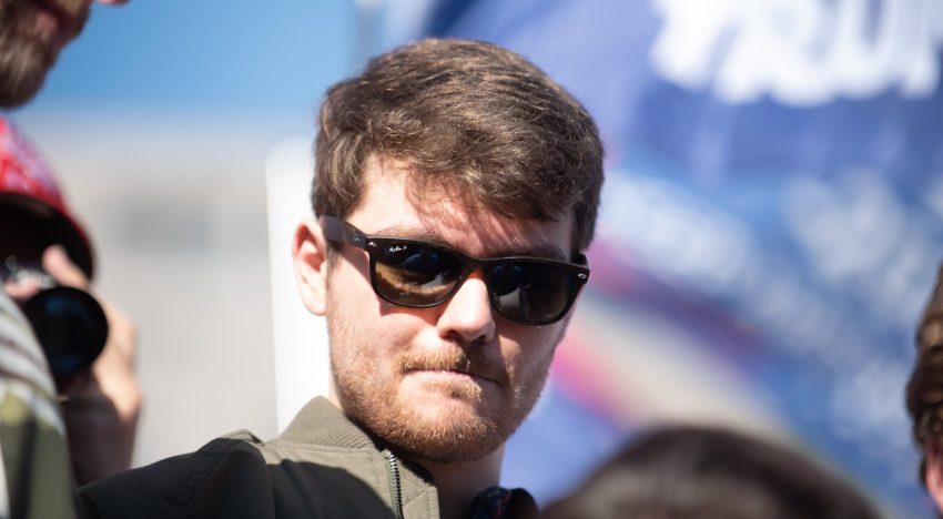 El supremacista y antisemita que impulsa una brutal radicalización del movimiento MAGA ante el silencio de Trump