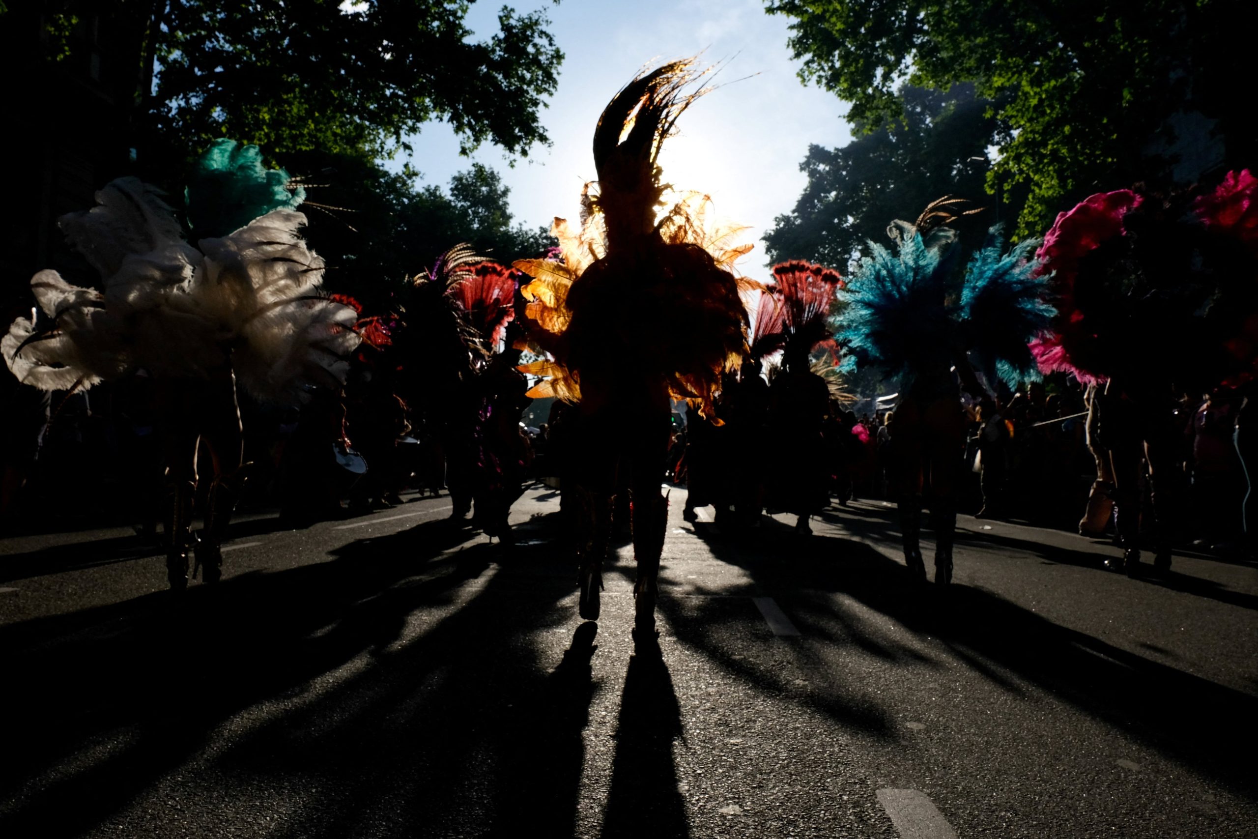Las plumas colorearon la Marcha del Orgullo 2025. (Foto: Reuters)