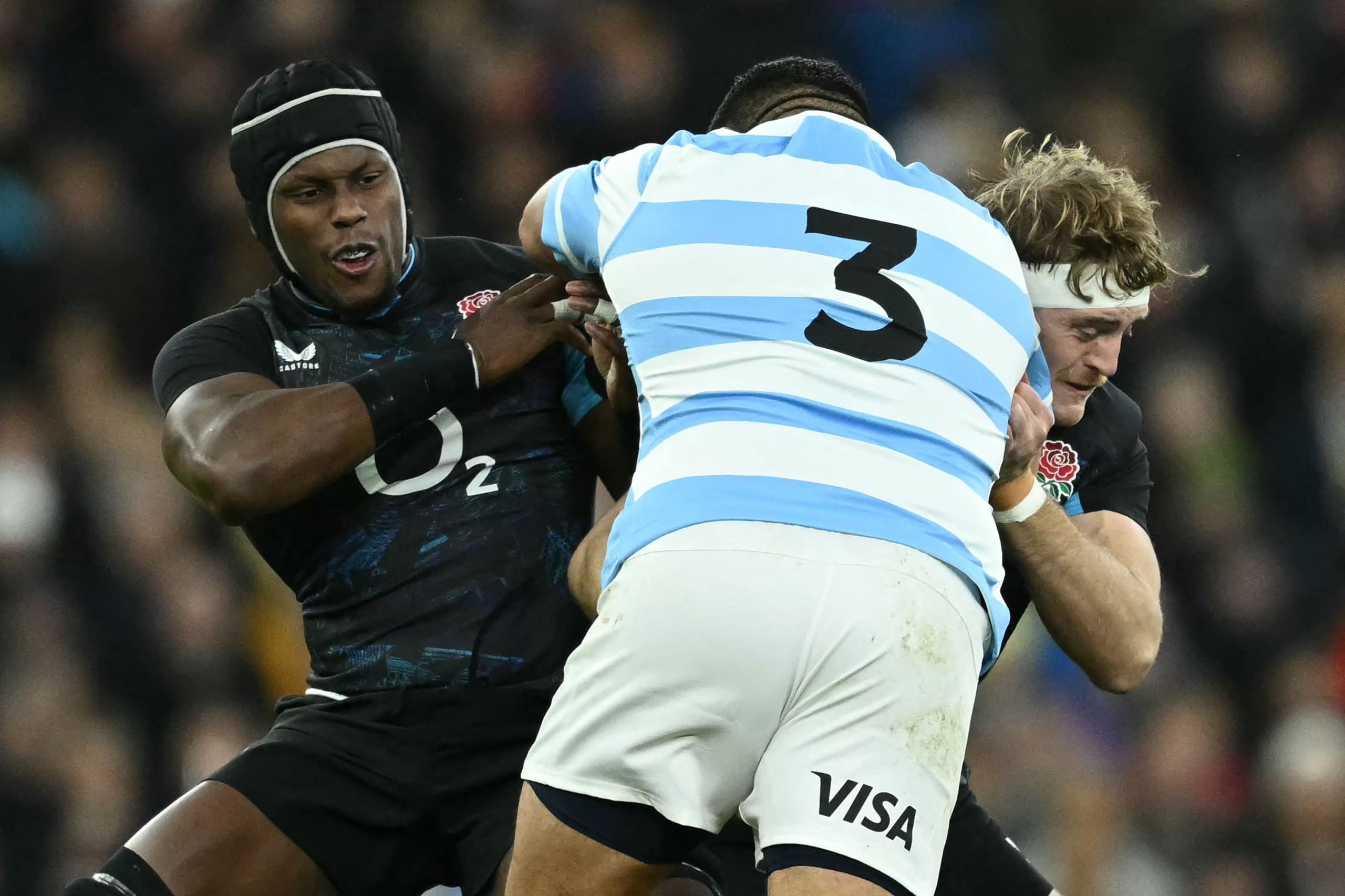 Pedro Delgado es tackleado y le impiden el paso