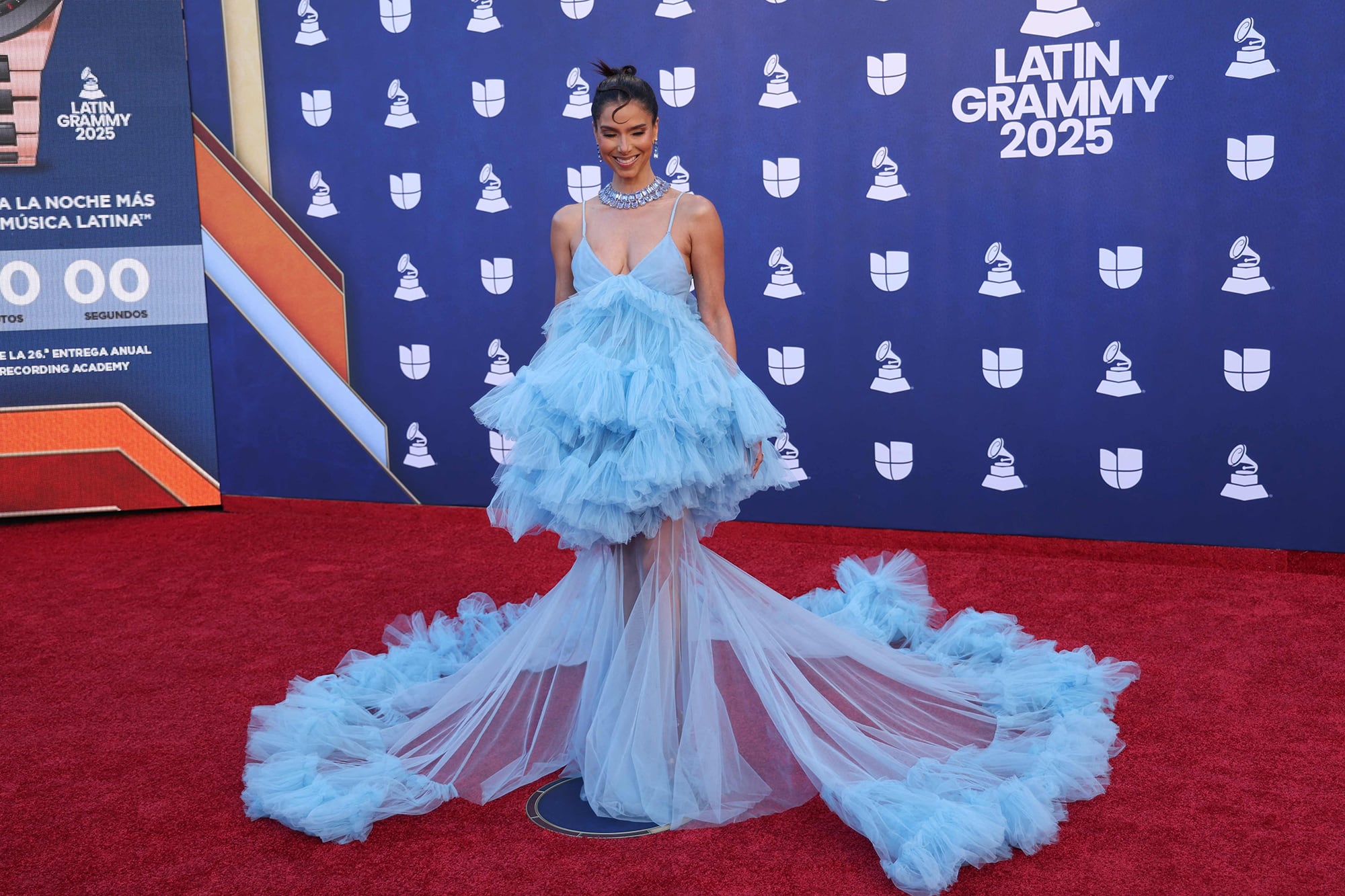 En el caso de Roselyn Sanchez, esta es la séptima vez que oficiará como anfitriona. Para este rol, la actriz y cineasta puertorriqueña se decantó por una femenina silueta con aires lenceros y transparencias en baby blue  