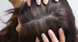 ¿Arrancarse las canas hace que salgan más? La explicación de un dermatólogo ante esta creencia popular