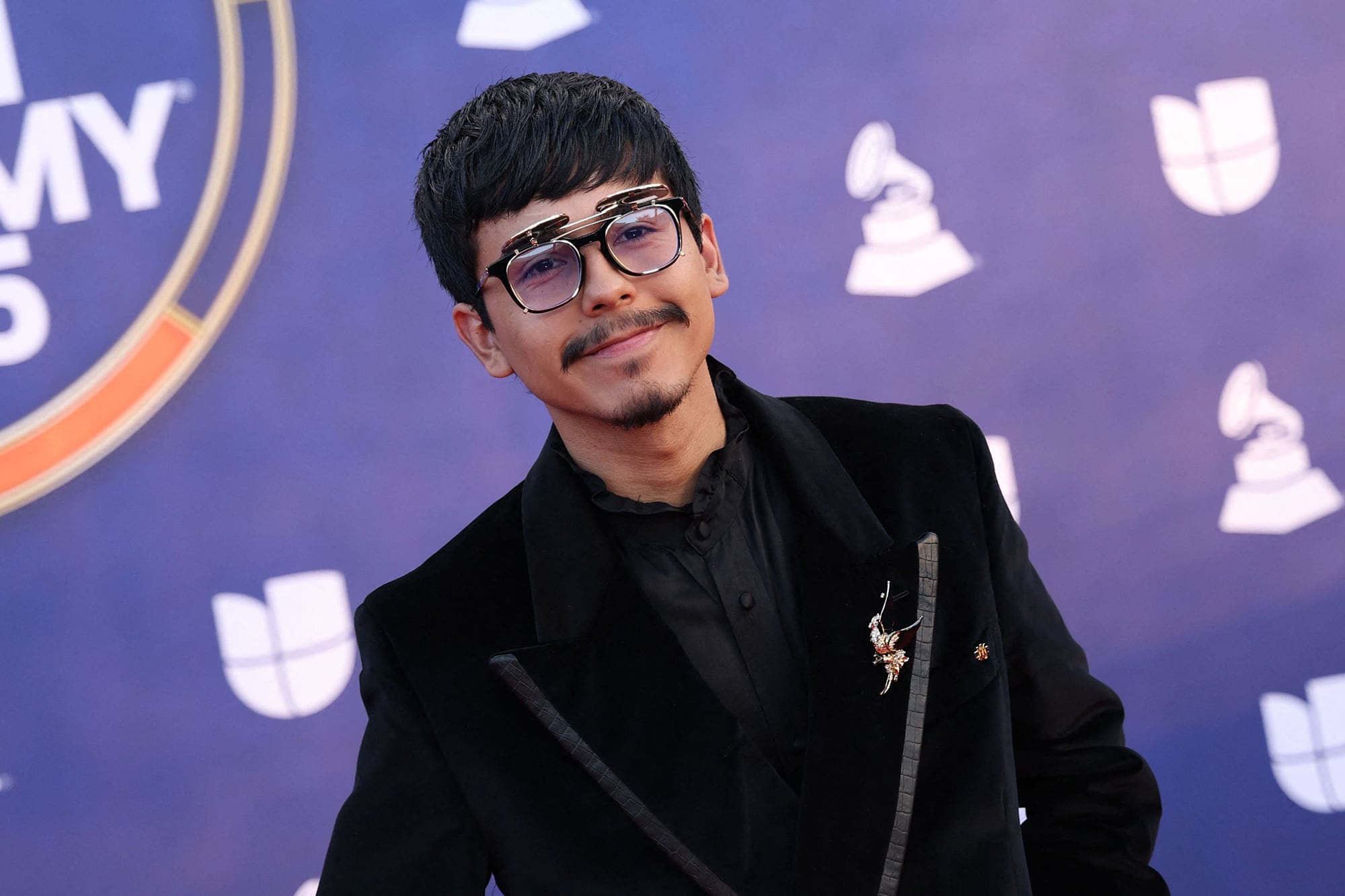 Ivan Cornejo eligió un look total black para competir como Mejor Álbum de Música Mexicana Contemporánea con su disco Mirada