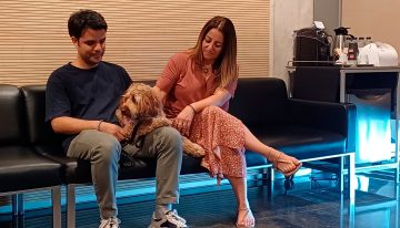 Perros y gatos despidiéndose de sus humanos en el tanatorio de Badalona