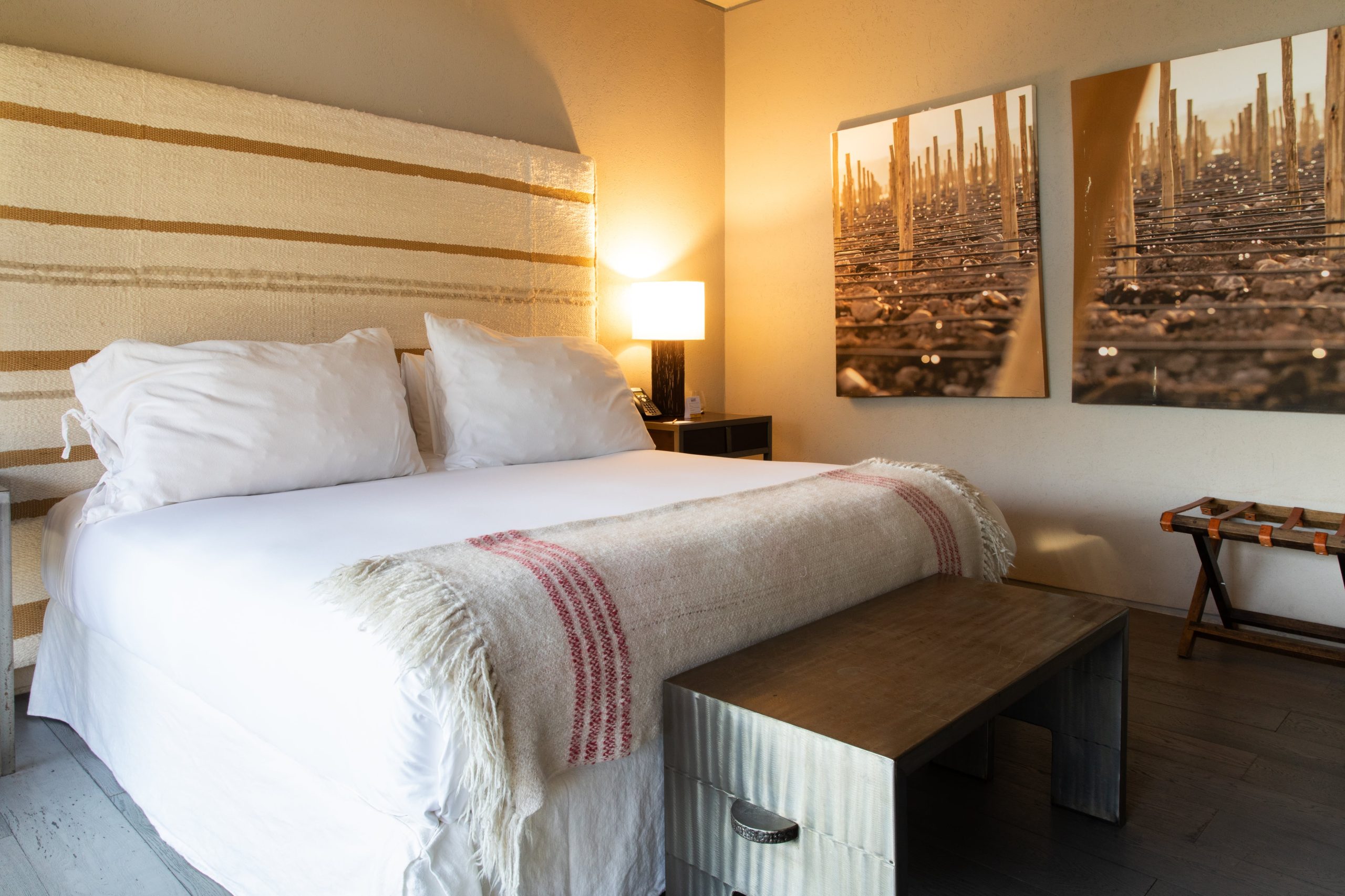 Las habitaciones se destacan por el tamaño y por estar decoradas en tonos cálidos