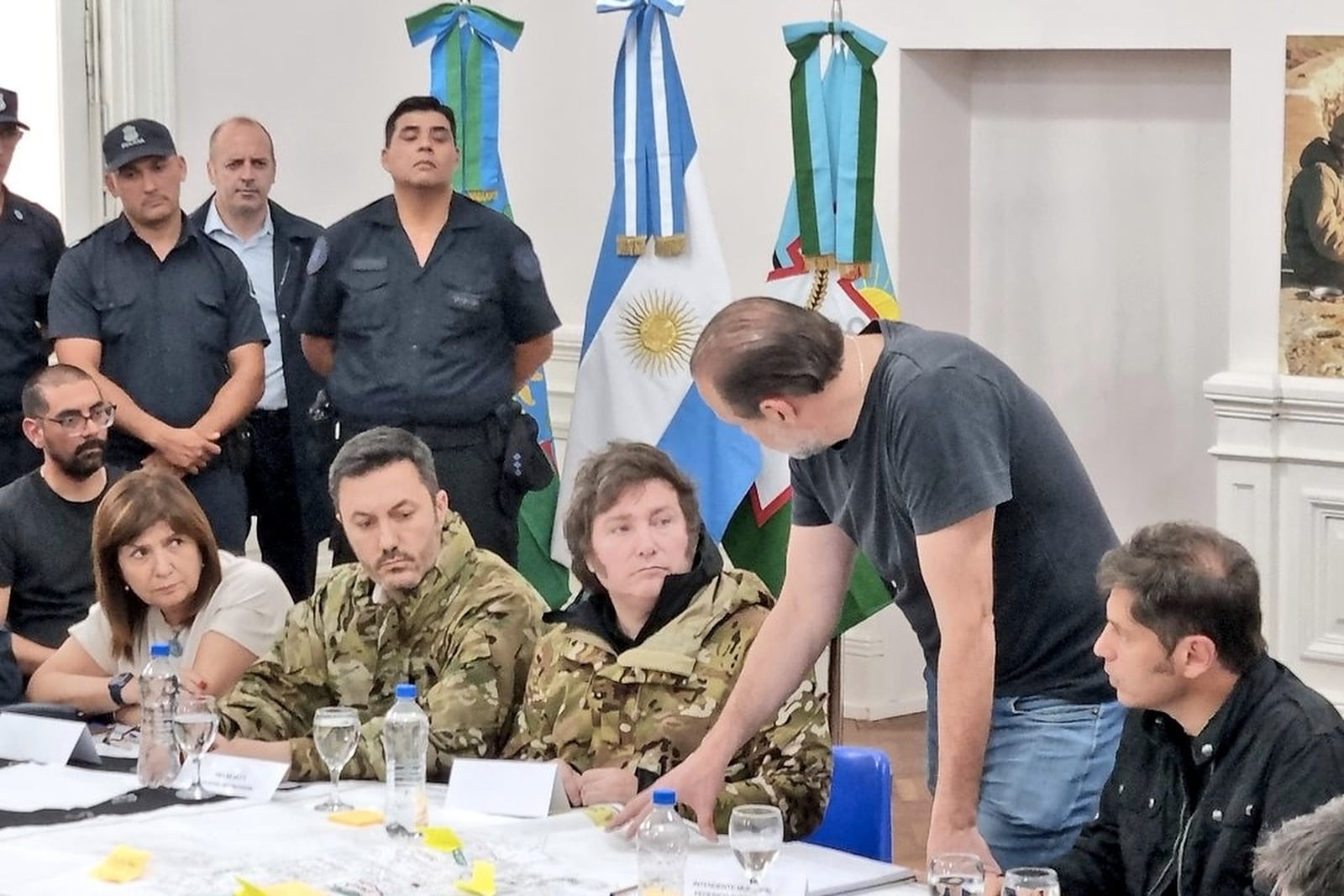 Tras el fuerte temporal, el presidente Javier Milei viajó a Bahía Blanca junto con funcionarios y el gobernador bonaerense Axel Kicillof
