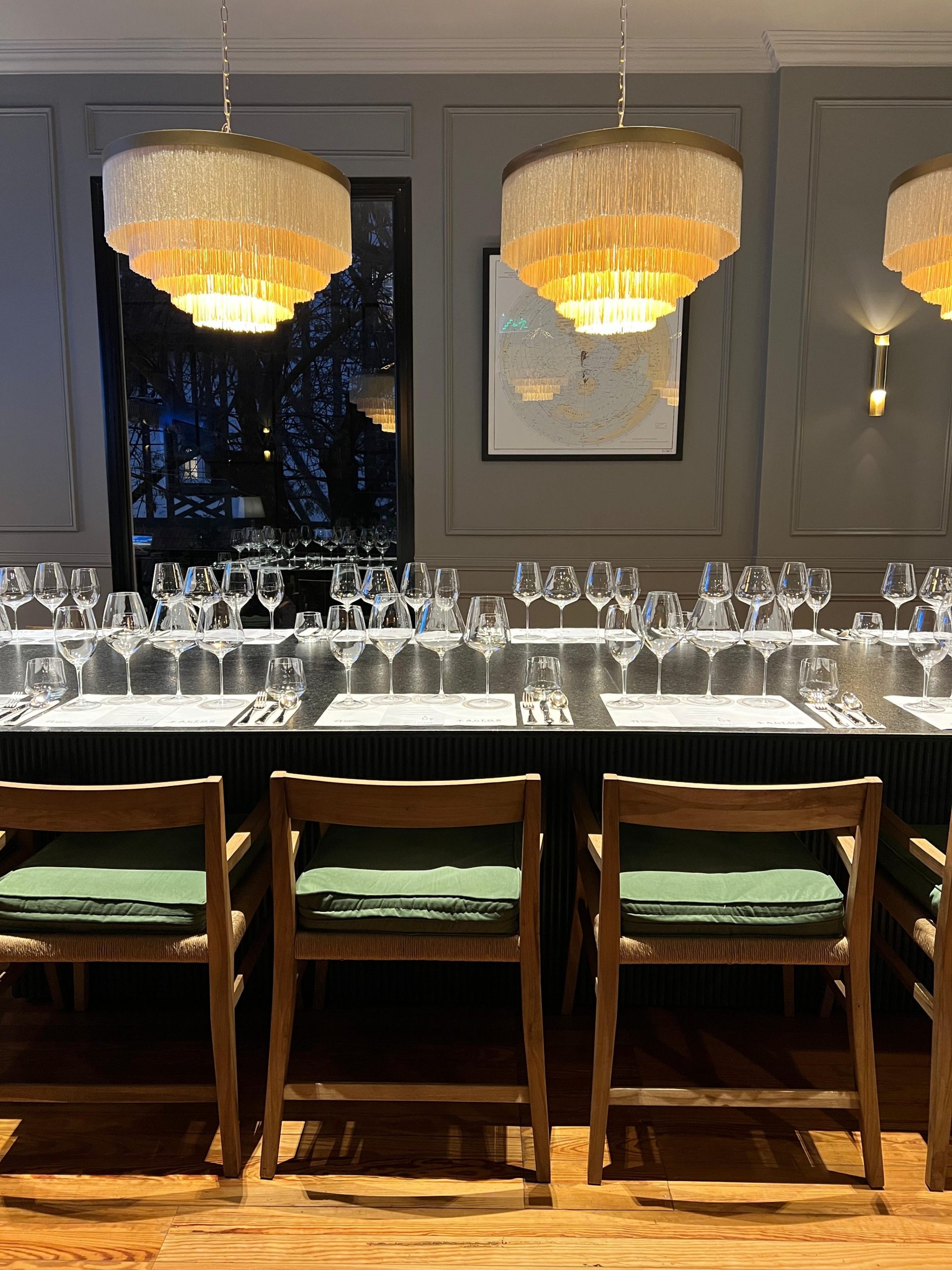 En el salón privado hay capacidad para 16/18 personas sentadas y 25/30 en formato cóctel