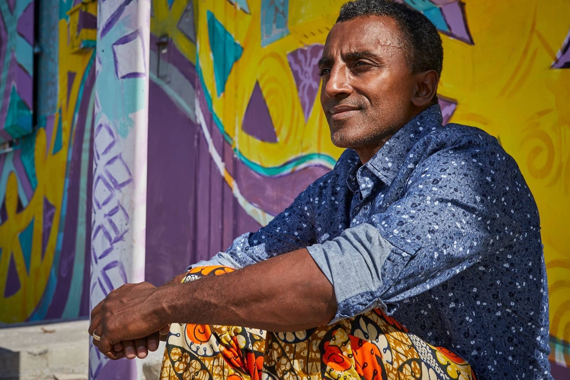 Además de su reconocimiento en la gastronomía internacional, Samuelsson se convirtió en una figura presente en los medios de comunicación