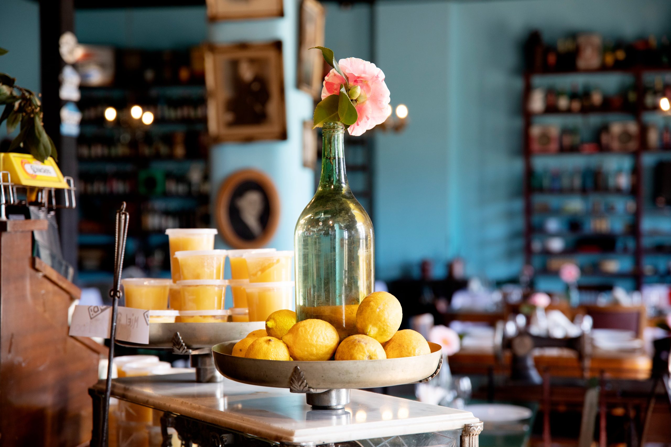Conservaron muebles, acomodaron objetos de época en los estantes e hicieron entrar luz a un lugar cerrado por 50 años