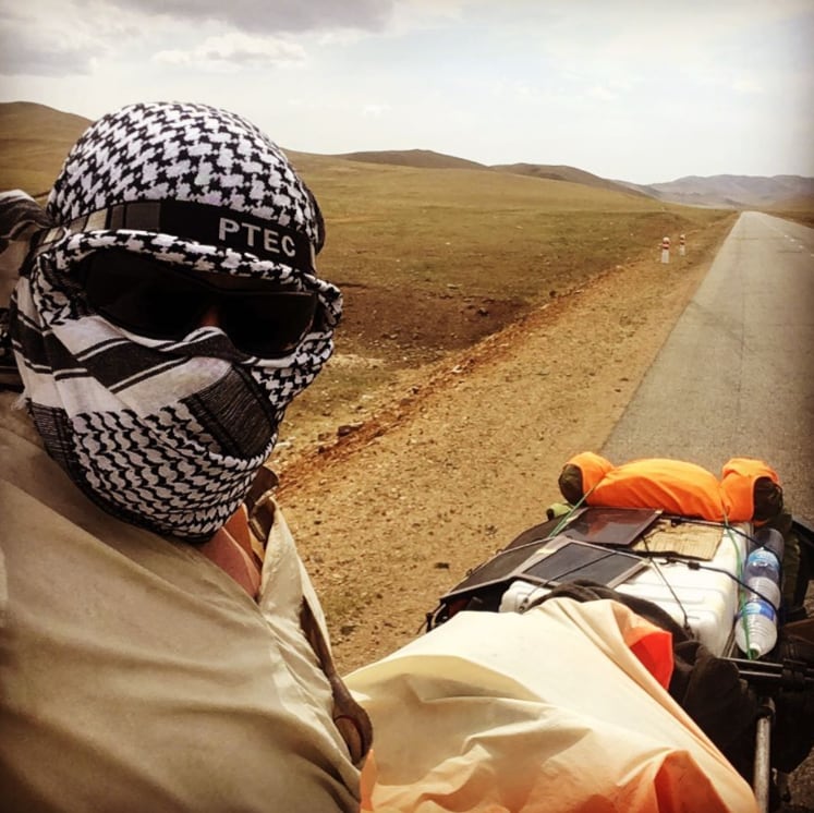 El hombre llamó a las personas a salir de su casa y no tener miedo (Foto: @busby3000)