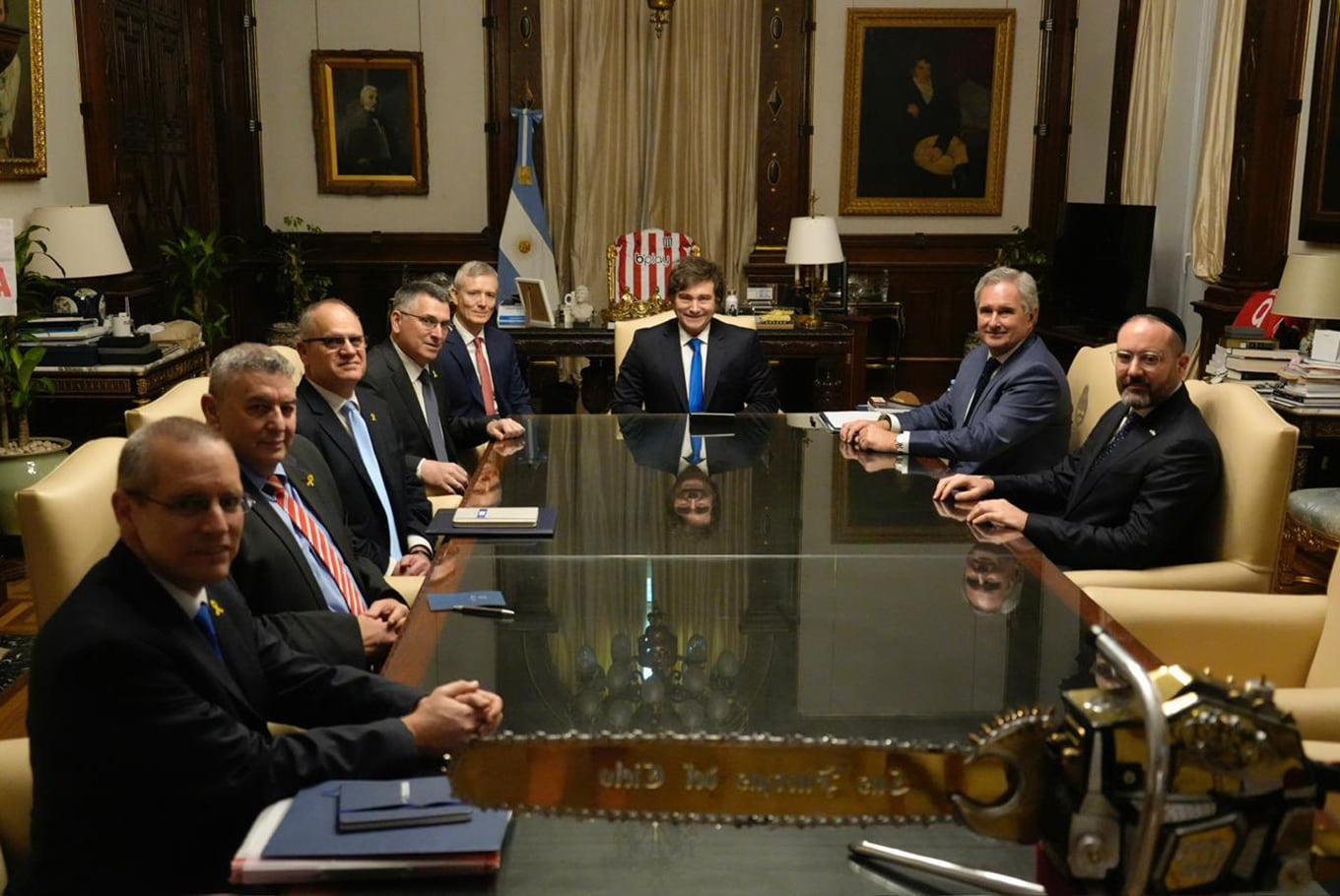 El presidente Javier Milei se reunió con el ministro de Relaciones Exteriores del Estado de Israel, Gideon Sa’ar; el embajador de Israel en Argentina, Eyal Sela; el director general adjunto para Latinoamérica y el Caribe, Amir Ofek; y el jefe de Gabinete de Política Exterior, Itai Bardov.