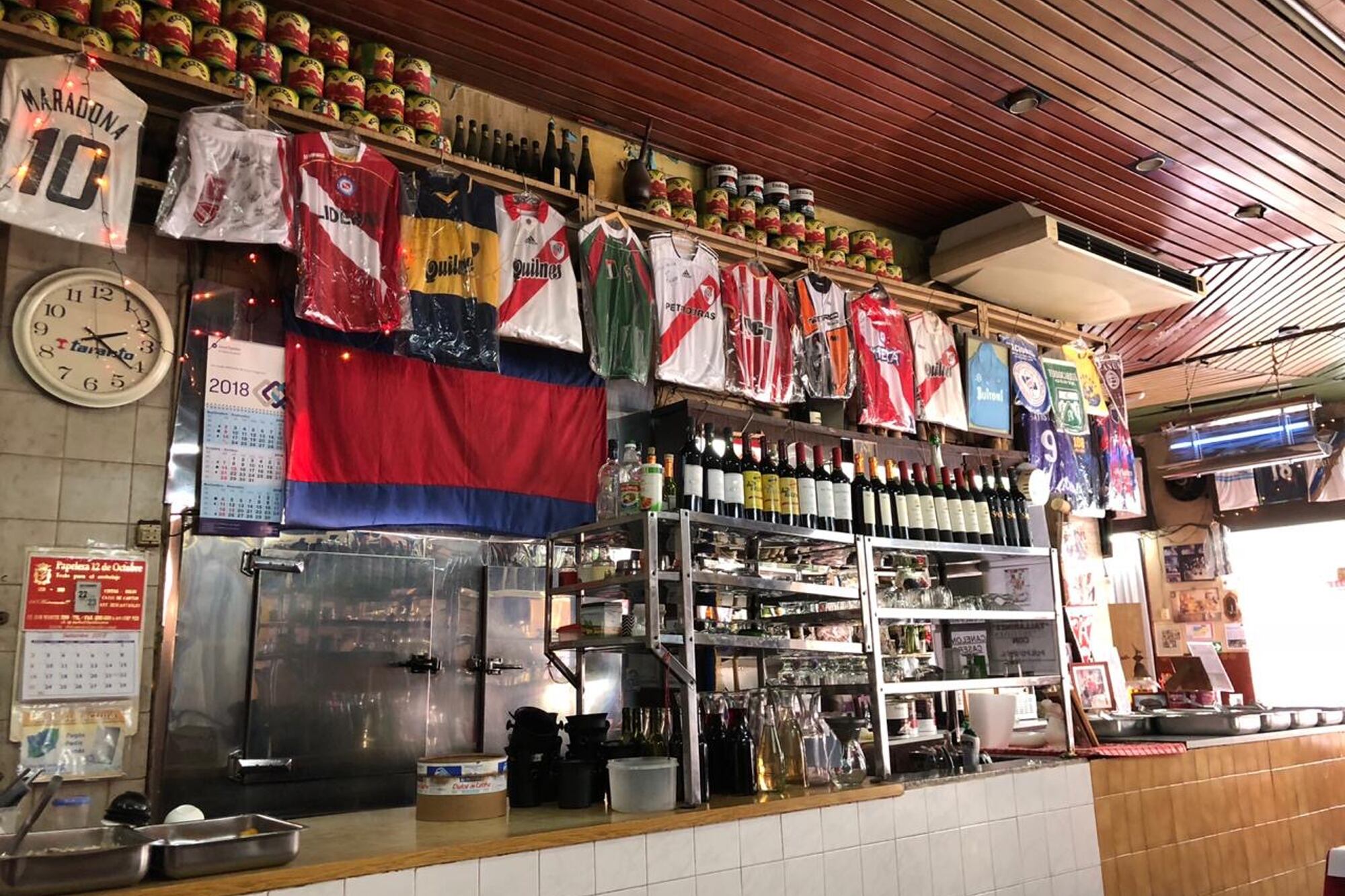 La barra, con las camisetas de Chichilo