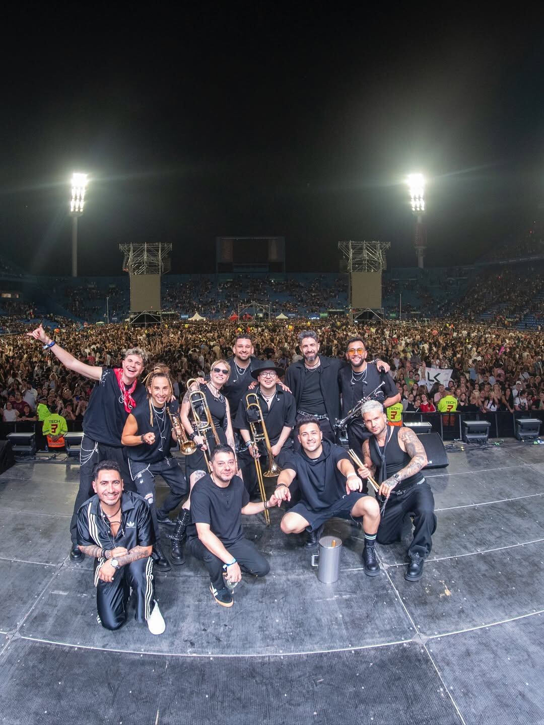 Los músicos de La K'onga, felices ante un Vélez colmado. (Foto: instagram/lakongaoficial)
