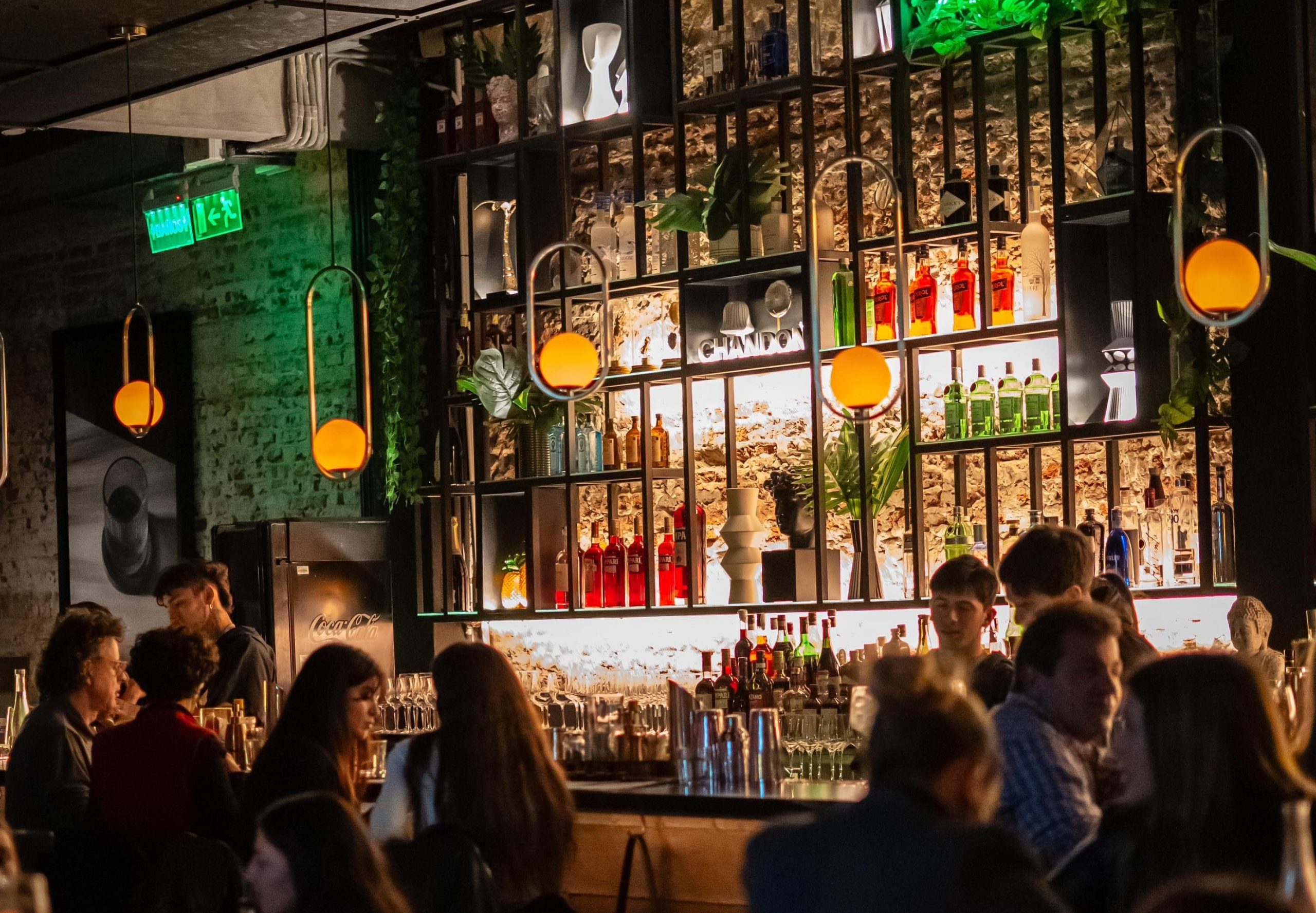 La barra de Punto Mona siempre convoca, aunque por afuera el local es pura paz