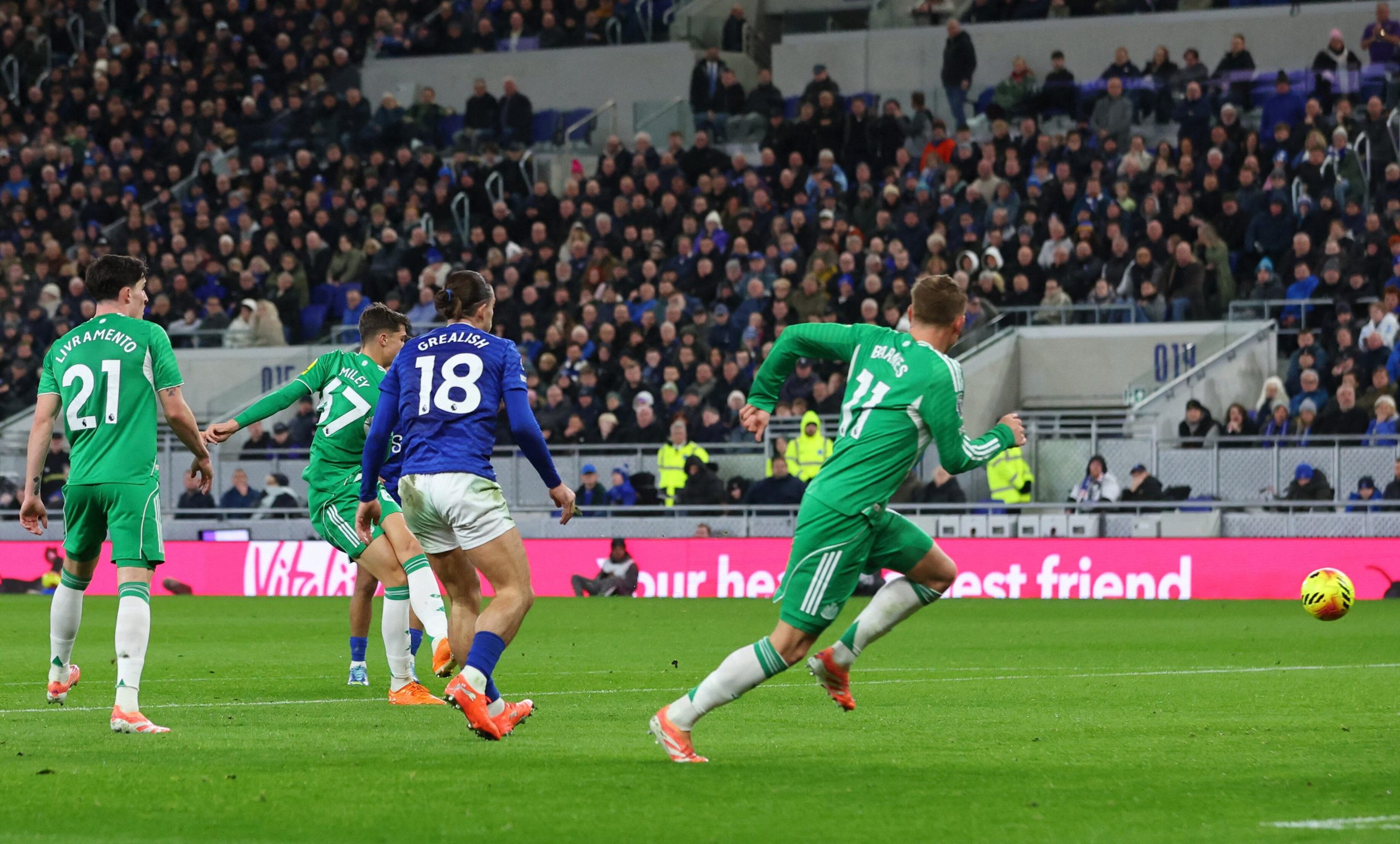 Everton vs Newcastle por la fecha 13 de la Premier League del 2025.