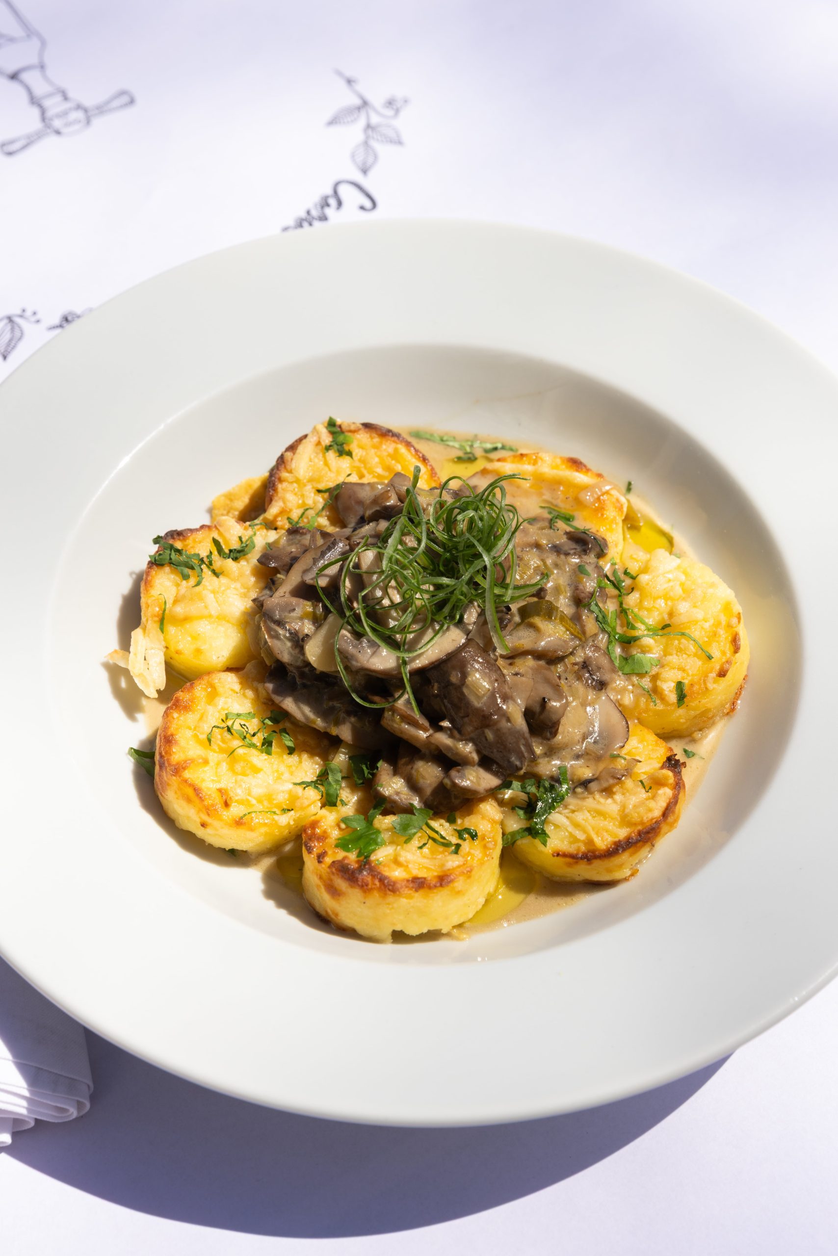 Ñoquis de sémola a la romana con hongos a la crema en Casa Aristóbulo