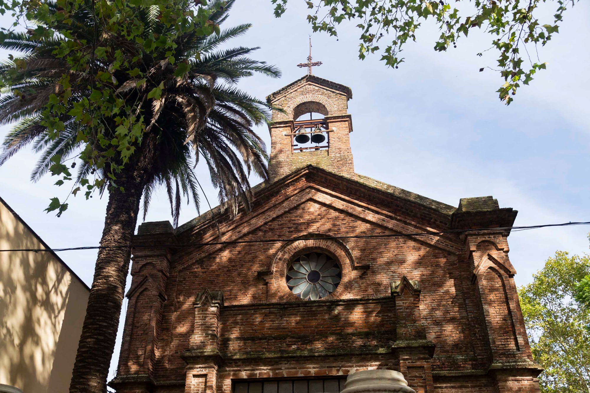 La estructura, de ladrillos rojos, remata en una espadaña; techo a dos aguas, e interior abovedado