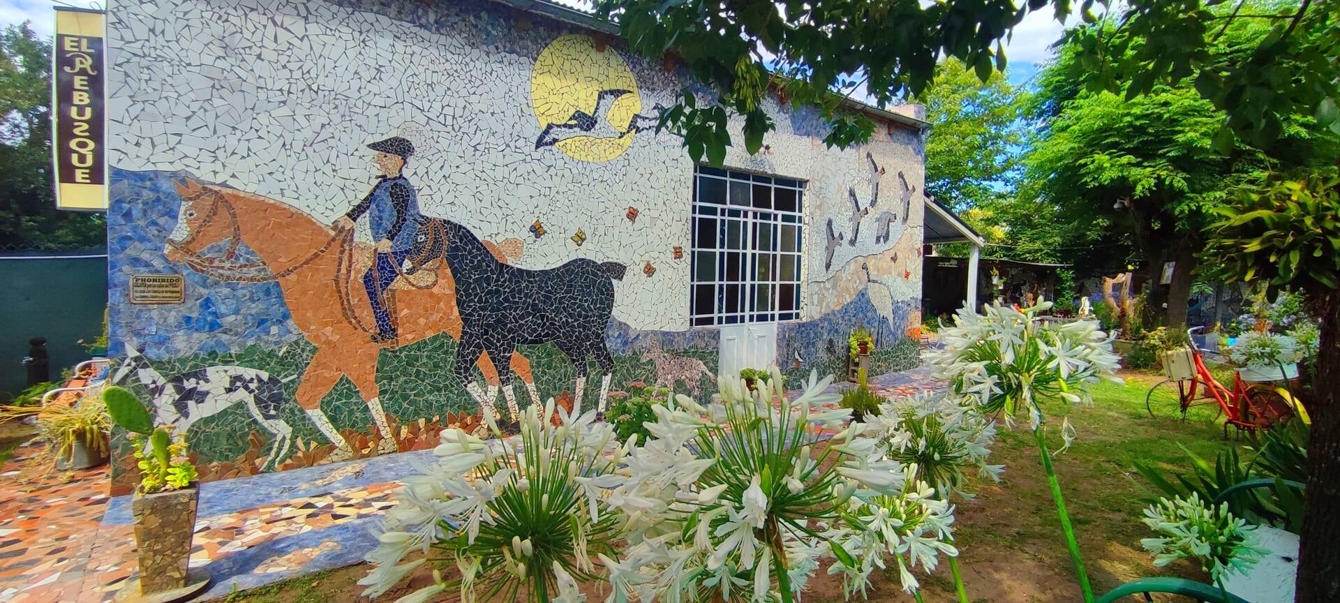 La casa cubierta de mosaicos