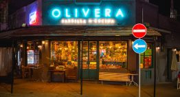 El bodegón de Parque Avellaneda que recreó en el sótano un bar con identidad tanguera