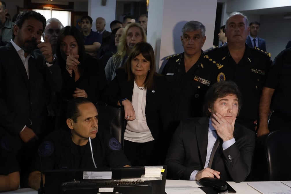 Milei, Bullrich y Pettovello, en el departamento central de la Policía Federal, para monitorear la aplicación del protocolo antipiquetes