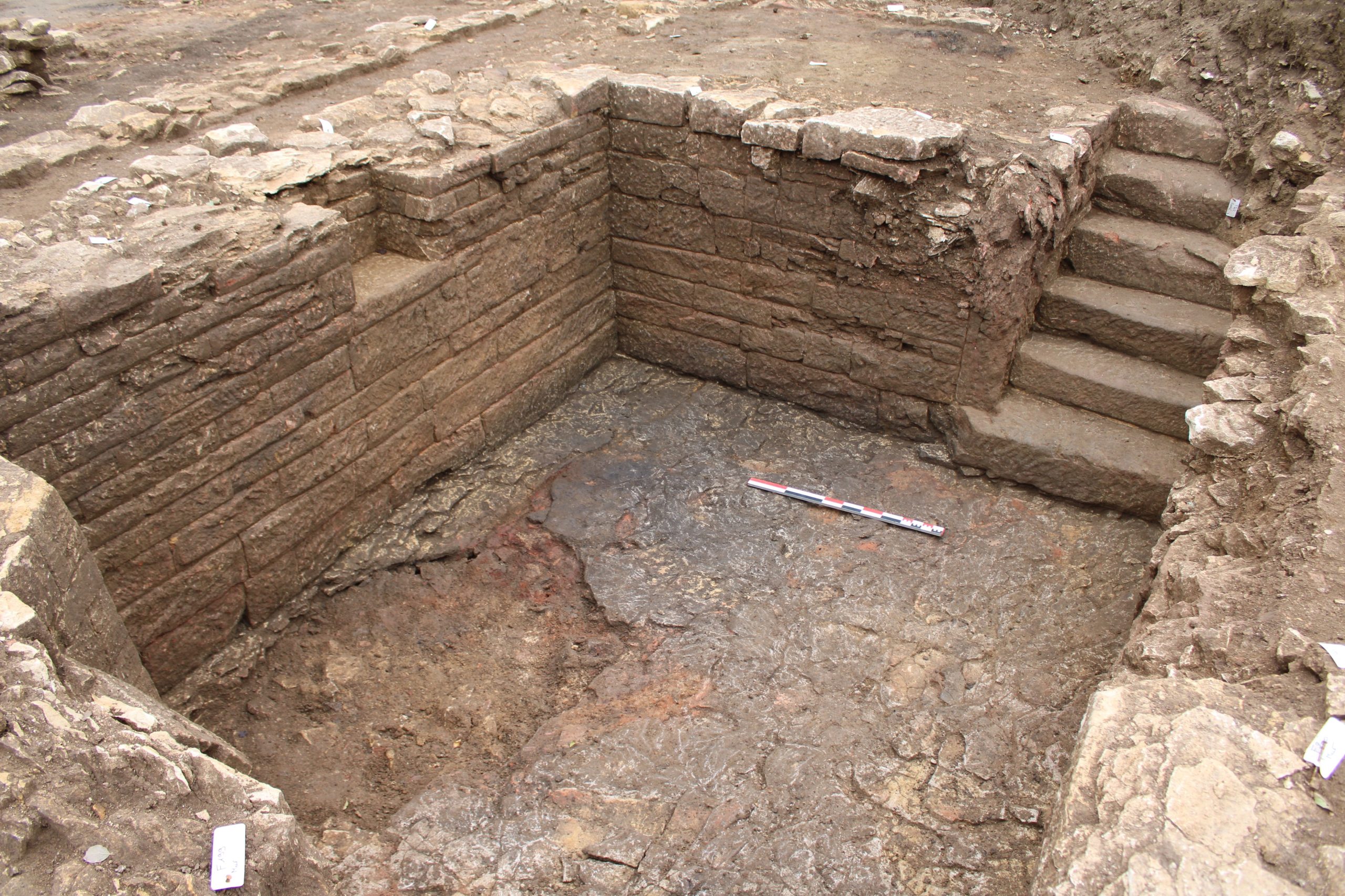 El suelo de un hipocausto, realizado con baldosas reutilizadas, encima de una bodega abandonada, ilustra las reconfiguraciones del barrio durante la Antigüedad tardía