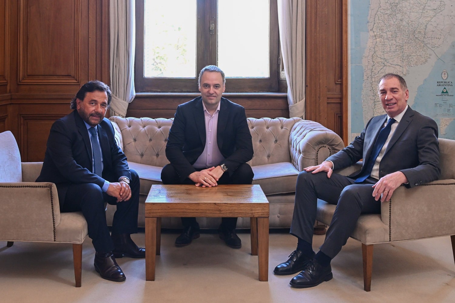 El jefe de Gabinete, Manuel Adorni, y el ministro del Interior, Diego Santilli,reunidos con el gobernador de Salta, Gustavo Sáenz