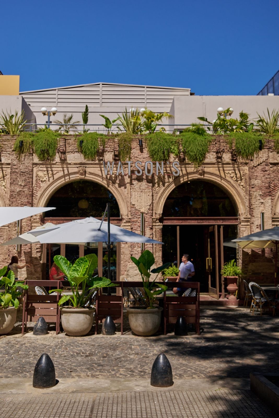 En lo que supo ser un hotel histórico del barrio, Watson's ofrece un menú que cubre de la mañana a la noche