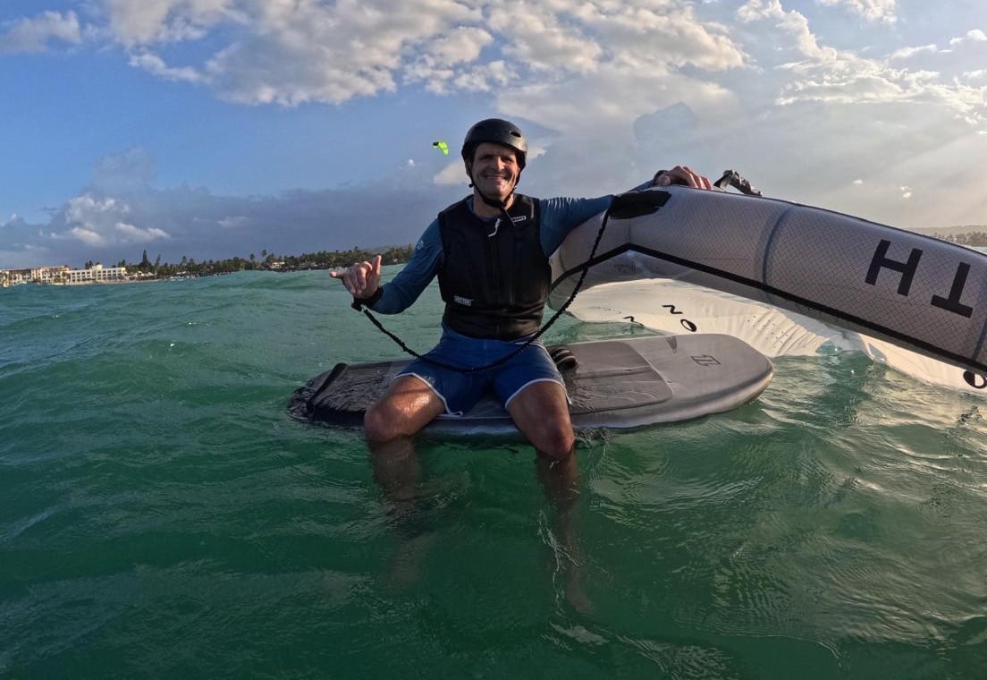En ratos libres: el Dr. Villamil corre en el Yupe’s Running Team, practica windsurf y desde hace dos años también wing foil.