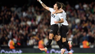 Hugo Duro evita con un gol en el descuento un duro traspié del Valencia ante el Sevilla