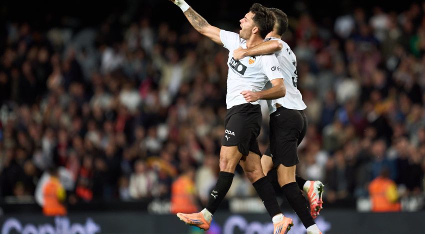 Hugo Duro evita con un gol en el descuento un duro traspié del Valencia ante el Sevilla