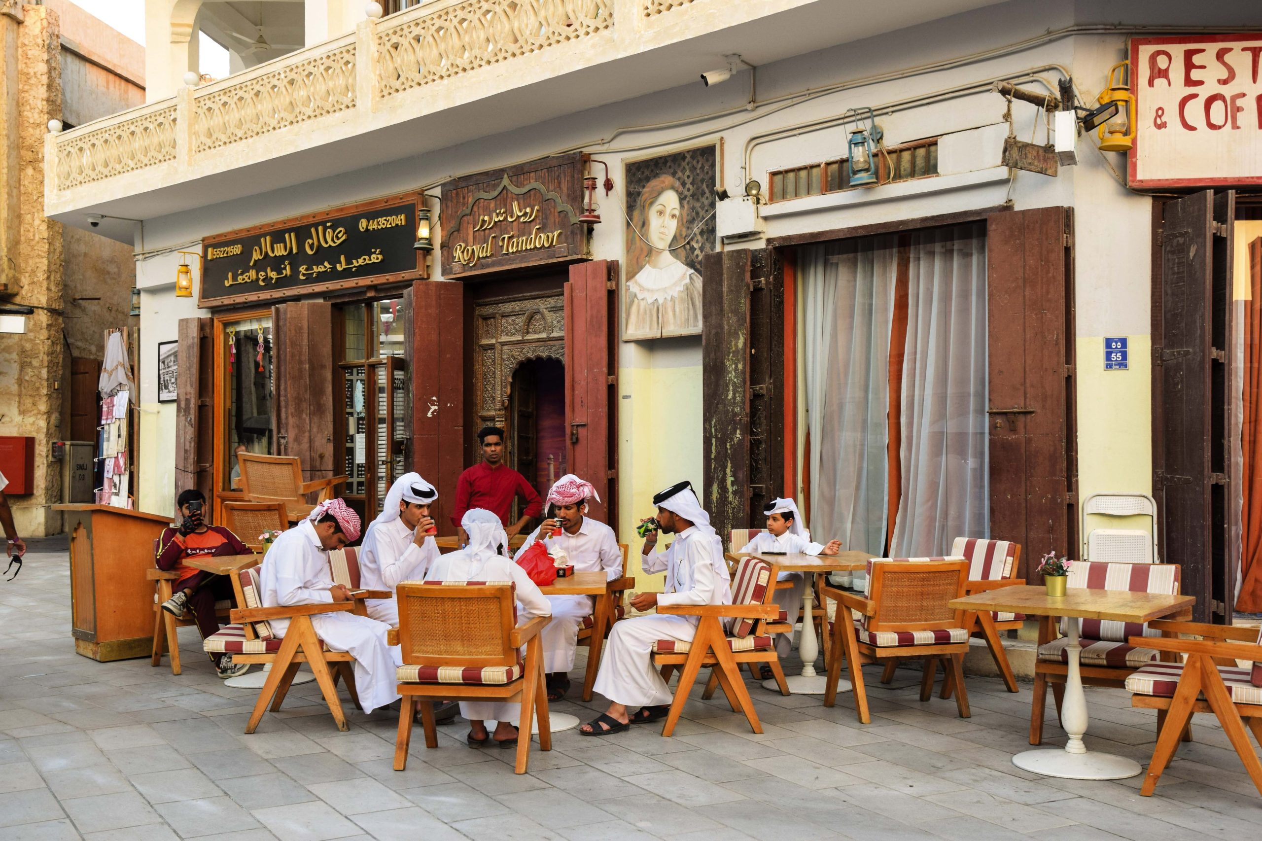 El Souq Waqif funciona como punto de encuentro de cataríes para tomar el té y conversar