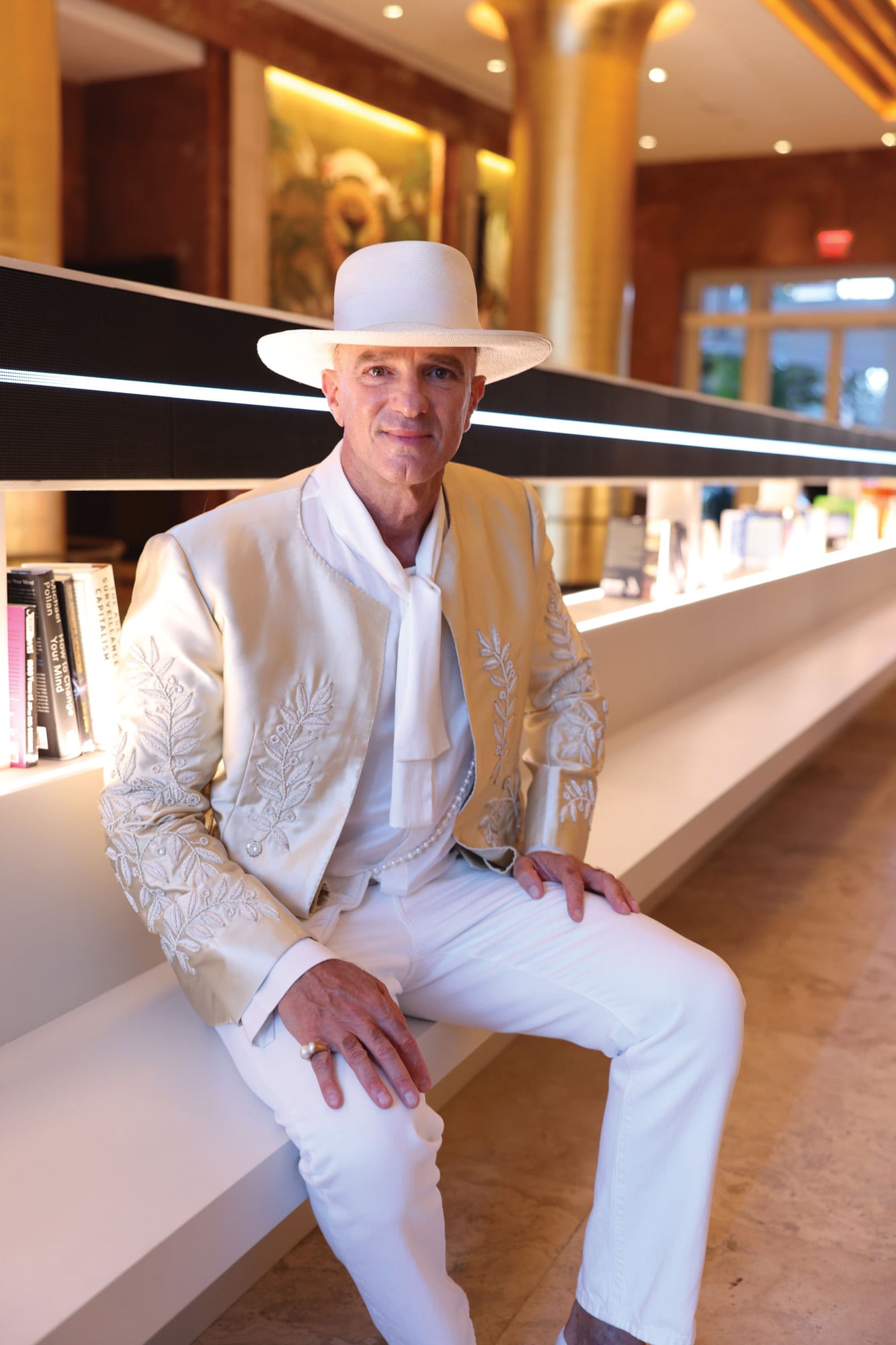 Alan Faena junto a la biblioteca de madera y acero con la que el empresario también festeja el décimo aniversario de su emprendimiento, Faena Art de Miami Beach